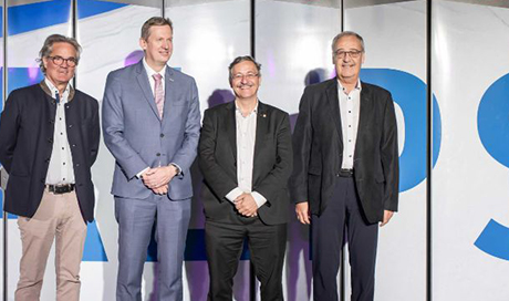 Le conseiller fédéral Guy Parmelin, le président du Conseil des EPF Michael Hengartner, le vice-président de la recherche de l'ETH Zurich Christian Wolfrum et le directeur du CSCS Thomas Schulthess inaugurent officiellement Alps. (Marco Abram/CSCS) 