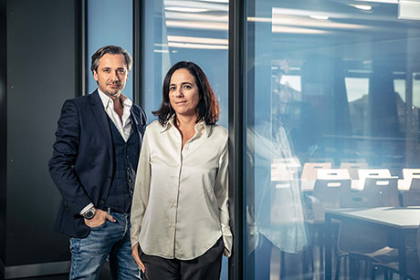 Die Neurochirurgin Prof. Jocelyne Bloch (rechts) und der Neurowissenschaftler Prof. Grégoire Courtine, beide am Universitätsspital Lausanne, an der UNIL und der EPFL, leiten gemeinsam das NeuroRestore-Zentrum. (Foto: Kellenberger Photographie)