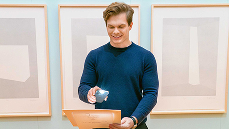 Gregor Kisters, an ETH Master’s student in Materials Science and Engineering, has developed a fail-safe, tamper-proof technology to authenticate art works. (Image: Nicole Davidson / ETH Zurich) 