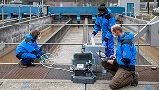 Sampling at the Werdhölzli WWTP, Zurich, where wastewater from almost 400,000 people is collected. (Photo: Eawag, Esther Michel) 