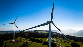  Éoliennes et panneaux solaires au Mont-Soleil, à Saint-Imier: pour atteindre ses objectifs énergétiques, la Suisse doit développer massivement le photovoltaïque et l'énergie éolienne. (Photo: Valentin Flauraud /Keystone) 