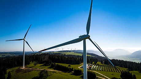 Éoliennes et panneaux solaires au Mont-Soleil, à Saint-Imier: pour atteindre ses objectifs énergétiques, la Suisse doit développer massivement le photovoltaïque et l'énergie éolienne. (Photo: Valentin Flauraud /Keystone) 