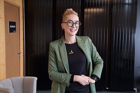 Mary-Anne Hartley illustre le potentiel des chatbots en matière de connaissances médicales pour combler un déficit d'information désastreux en Afrique. (Photo: Kellenberger Photographie)