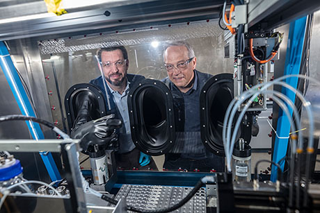  Battery researcher Corsin Battaglia and materials scientist Johann Michler in the "Materials for Energy Conversion Laboratory". (Photo: Kellenberger Photographie) 
