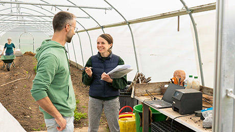 Hélène Iven is working with an organic farmer to test the soil quality device developed by her ETH spin-off Digit Soil. (Video: Nicole Davidson / ETH Zurich)