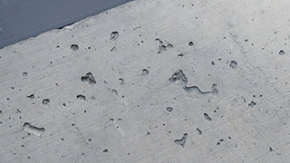  When cement is mixed with water, sand and gravel, it becomes concrete – the most widely used building material in the world. However, the production of cement releases large amounts of carbon dioxide. © Paul Scherrer Institute PSI/Markus Fischer 